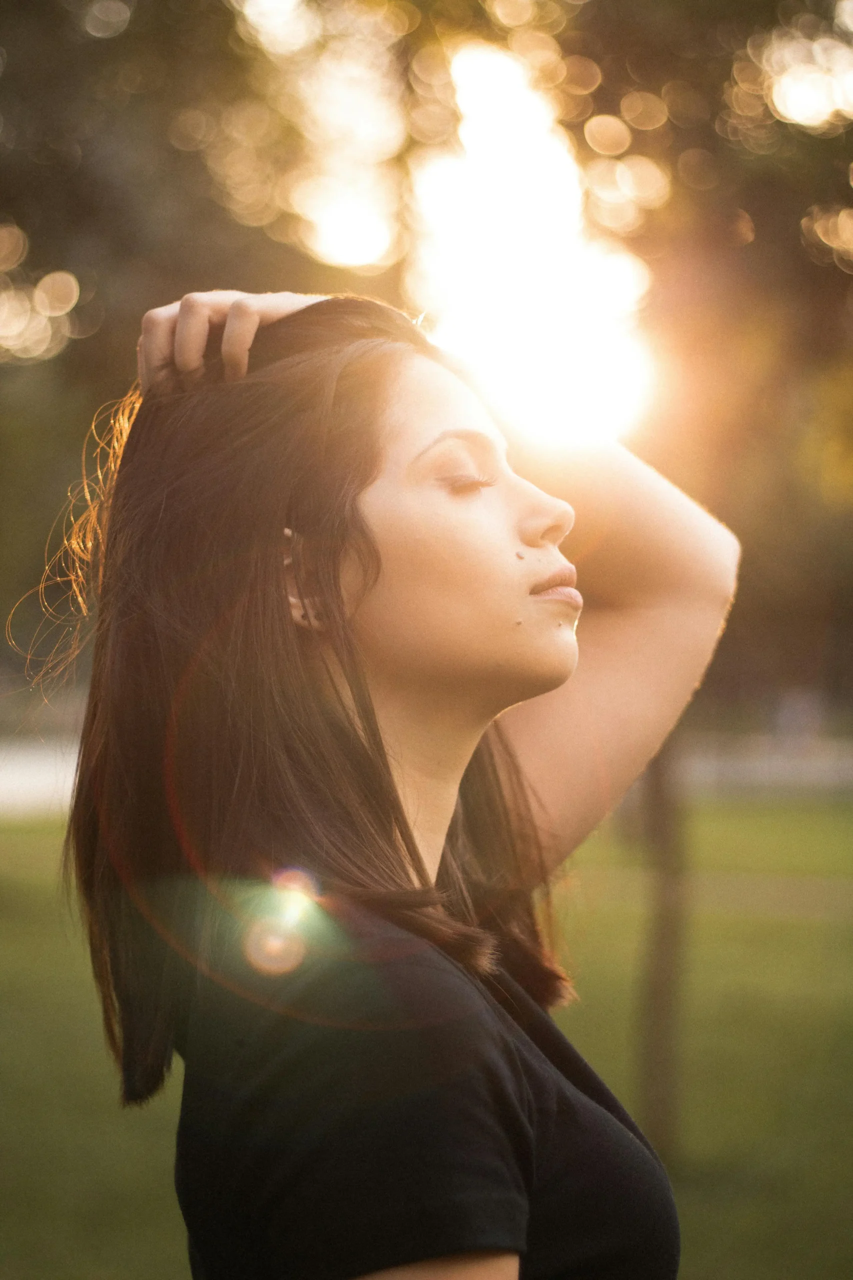 C'est quoi la sophrologie Jeune femme qui respire avec un soleil couchant au loin