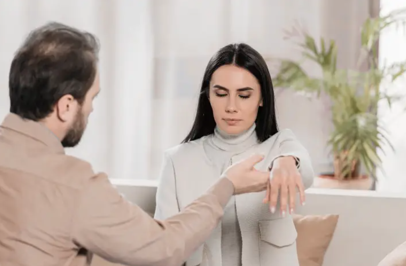 Un hypnothérapeute et sa cliente durant une séance d'hypnose